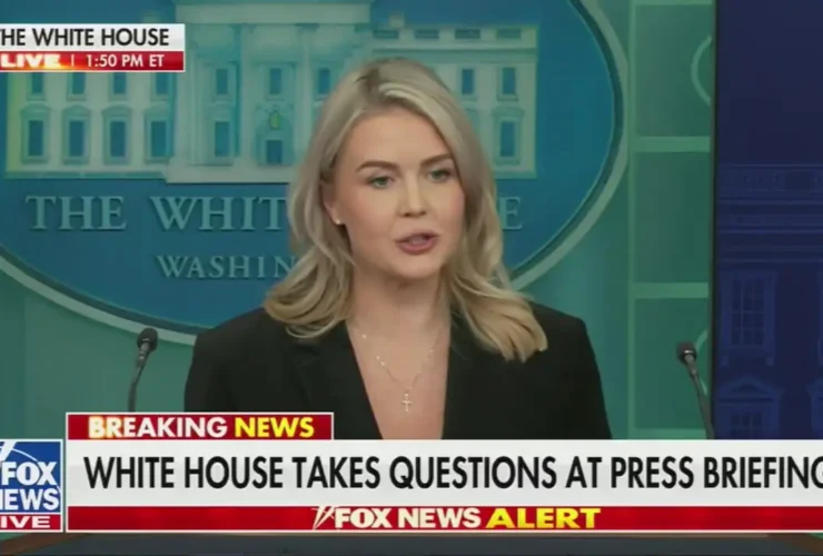 دفاع سخنگوی کاخ سفید در خصوص توهین ترامپ به خبرنگاران