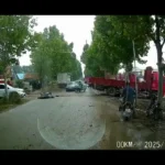 راننده موتورسیکلت در حال کشیدن ماشین در کنار کامیون سقوط می کند