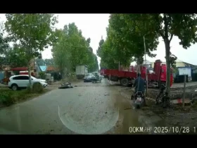 راننده موتورسیکلت در حال کشیدن ماشین در کنار کامیون سقوط می کند