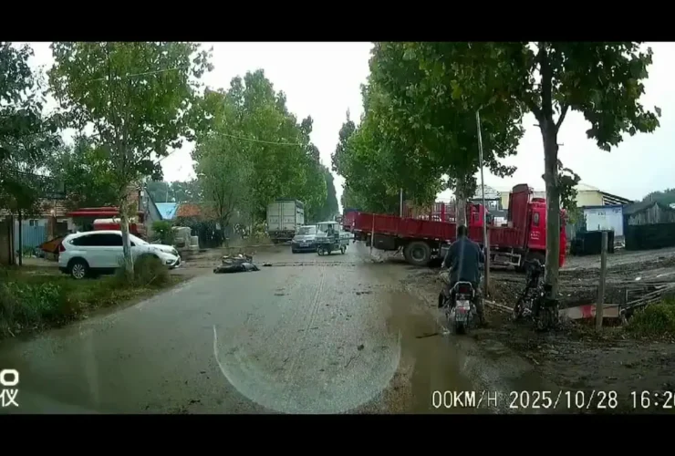 راننده موتورسیکلت در حال کشیدن ماشین در کنار کامیون سقوط می کند 27 راننده موتورسیکلت در حال کشیدن ماشین در کنار کامیون سقوط می کند