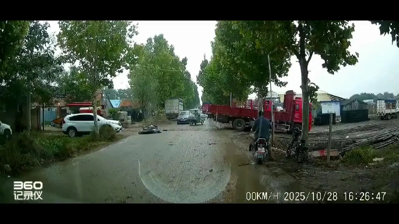 راننده موتورسیکلت در حال کشیدن ماشین در کنار کامیون سقوط می کند 1 راننده موتورسیکلت در حال کشیدن ماشین در کنار کامیون سقوط می کند