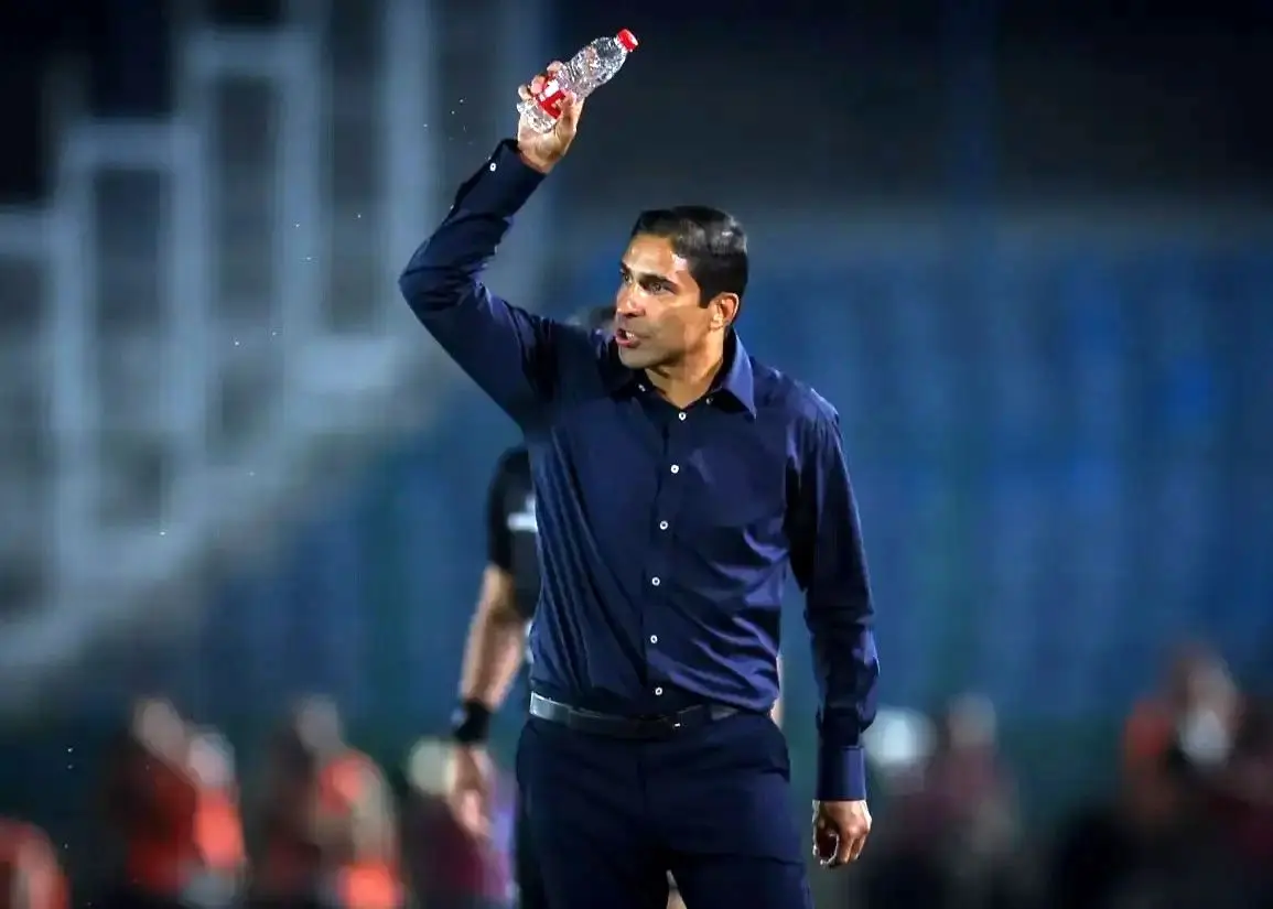 رفتار جدید وحید هاشمیان; حرفه ای یا غیر اخلاقی؟