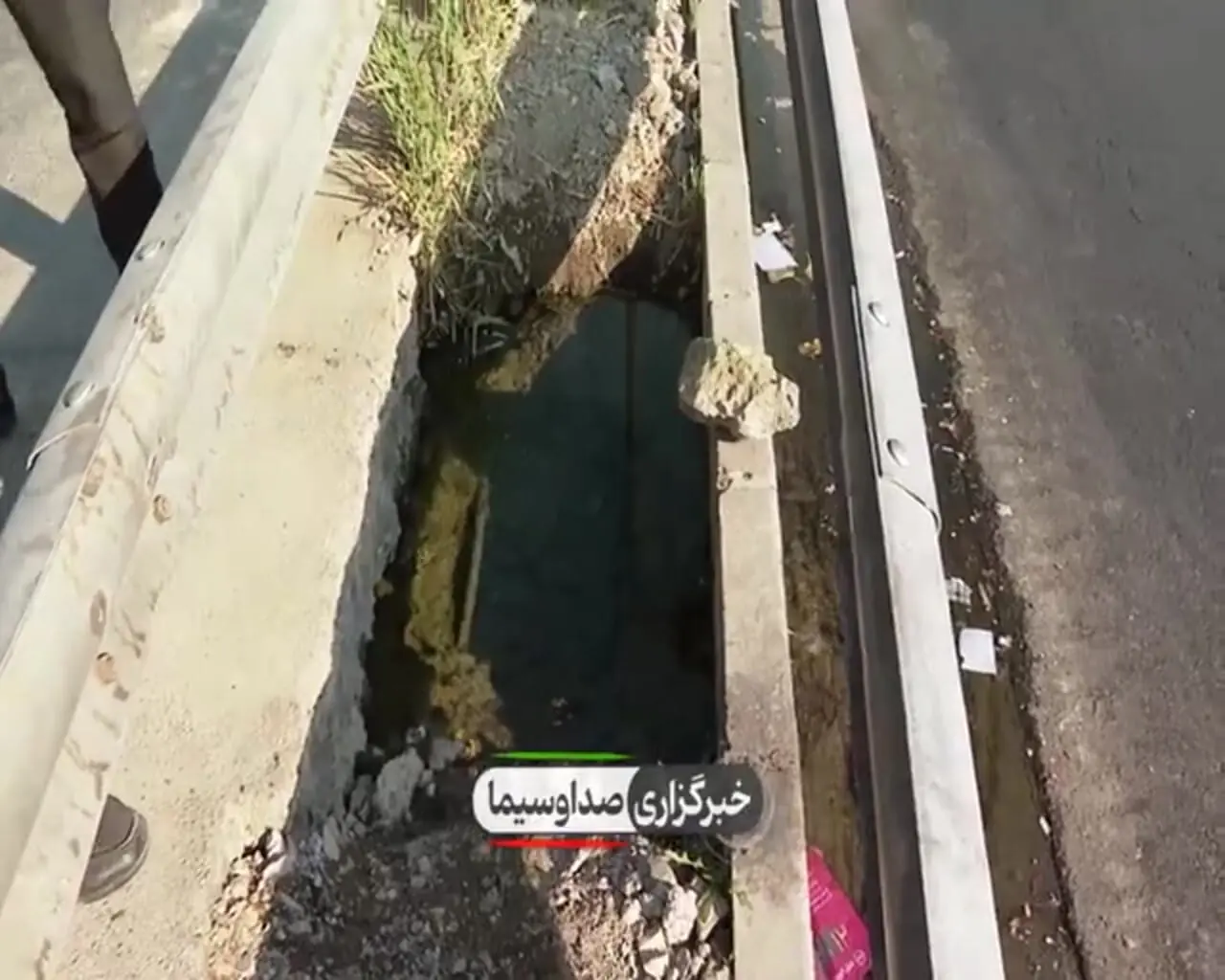 روزانه هزاران لیتر آب در بزرگراه آزادگان هدر می رود