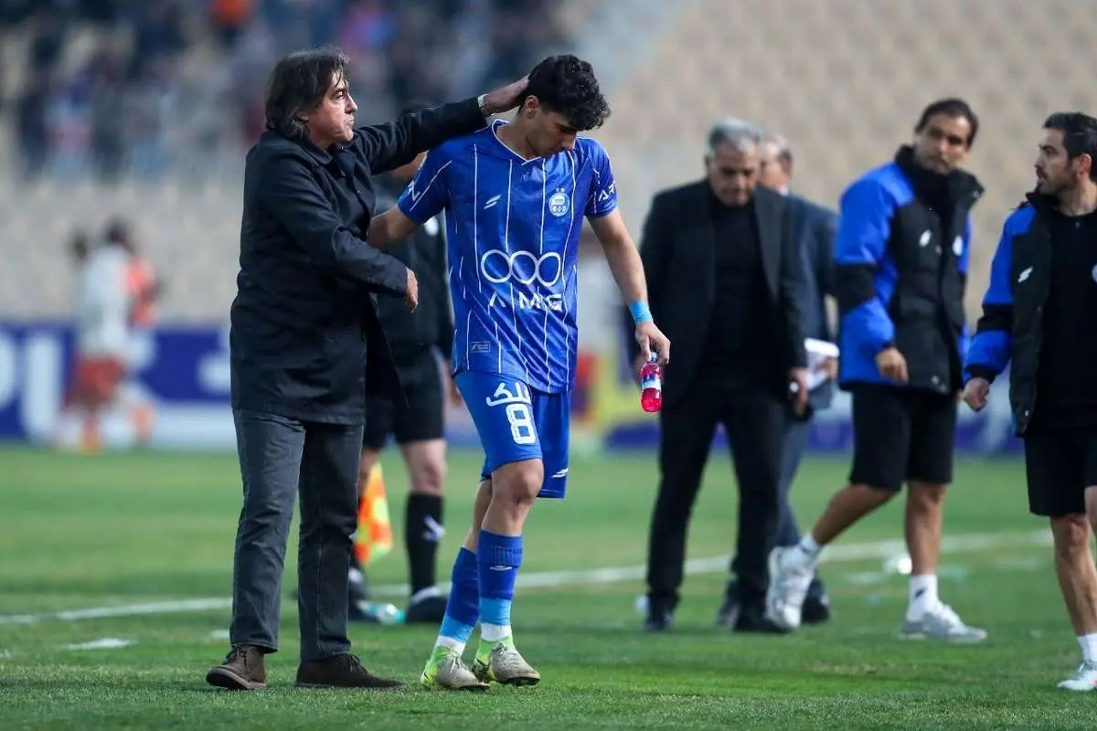 ساپینتو در حال نوازش پدیده استقلال