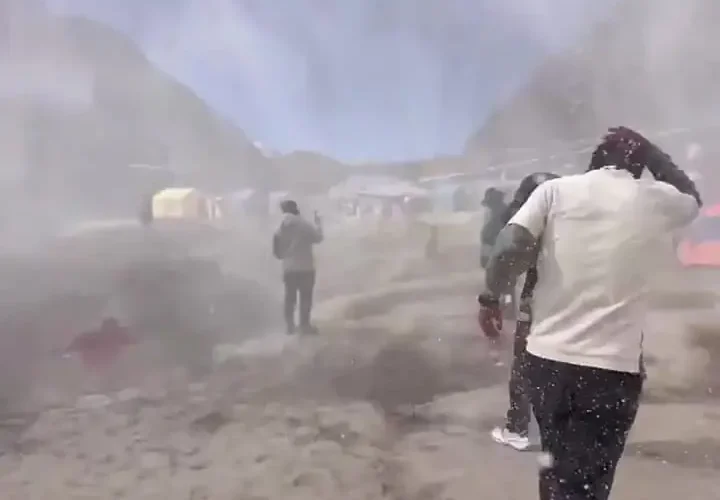 سقوط بهمن عظیم به کمپ کوهنوردان در نپال 24 سقوط بهمن عظیم به کمپ کوهنوردان در نپال