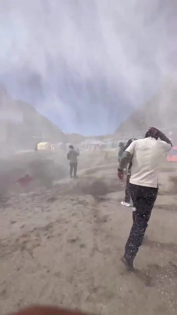 سقوط بهمن عظیم به کمپ کوهنوردان در نپال 1 سقوط بهمن عظیم به کمپ کوهنوردان در نپال