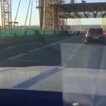 سقوط توالت سیار از ارتفاع 30 متری به بزرگراهی شلوغ