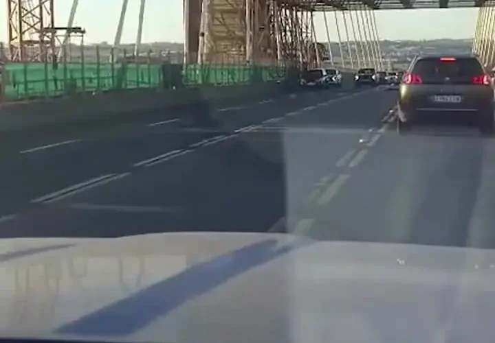 سقوط توالت سیار از ارتفاع 30 متری به بزرگراهی شلوغ