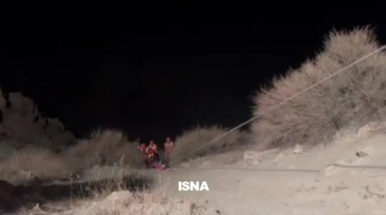 سقوط جوان 18 ساله به جوی آب در جاده وردیج / نجات معجزه آسا توسط موتورسوار 1 سقوط جوان 18 ساله به جوی آب در جاده وردیج / نجات معجزه آسا توسط موتورسوار