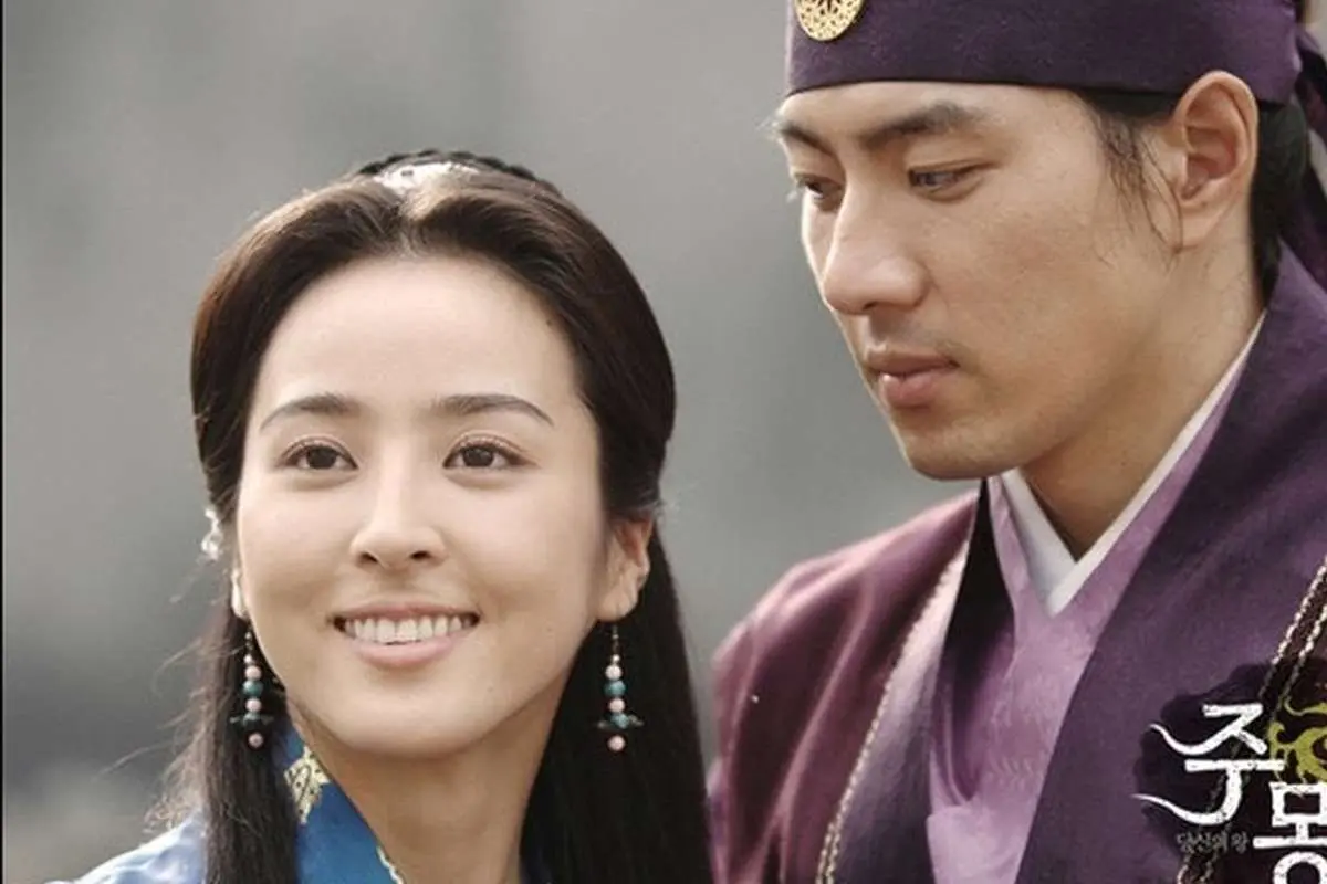 سوسانو در پشت صحنه جومونگ به یکی از هوادارانش امضا