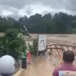 سیل یک پل معلق در ویتنام را ویران کرد