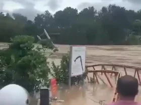 سیل یک پل معلق در ویتنام را ویران کرد