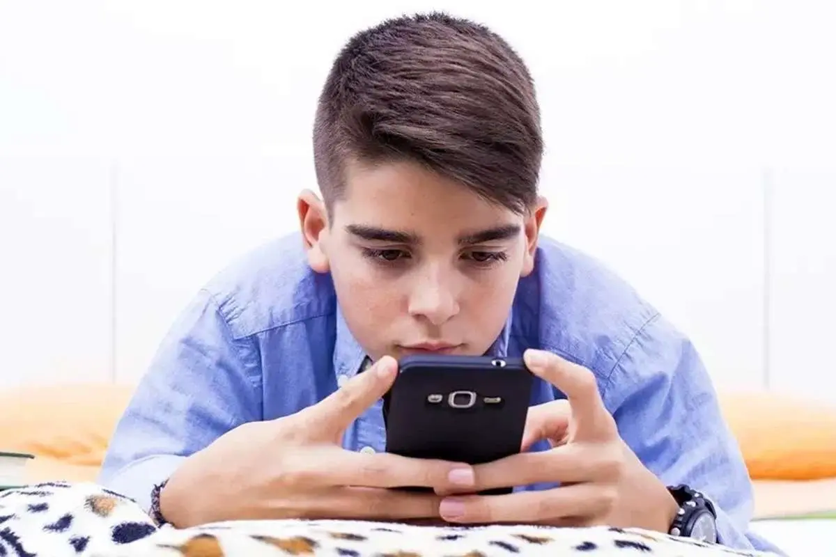 شبکه های اجتماعی را برای جوانان ممنوع کنید!