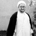 صادق خلخالی در جلو با تعدادی فشنگ و اسلحه; دهه 60