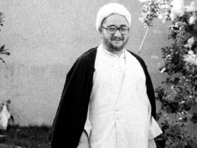 صادق خلخالی در جلو با تعدادی فشنگ و اسلحه; دهه 60 8 صادق خلخالی در جلو با تعدادی فشنگ و اسلحه; دهه 60