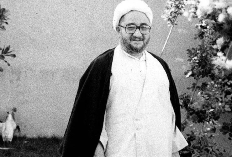 صادق خلخالی در جلو با تعدادی فشنگ و اسلحه; دهه 60 16 صادق خلخالی در جلو با تعدادی فشنگ و اسلحه; دهه 60