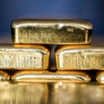 طلای جهانی عقب نشینی کرد