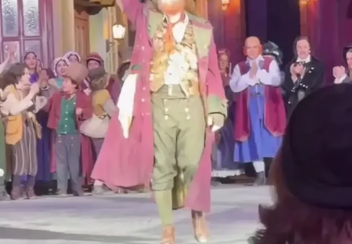 علیرضا قربانی در کنار بازیگران الیورتو