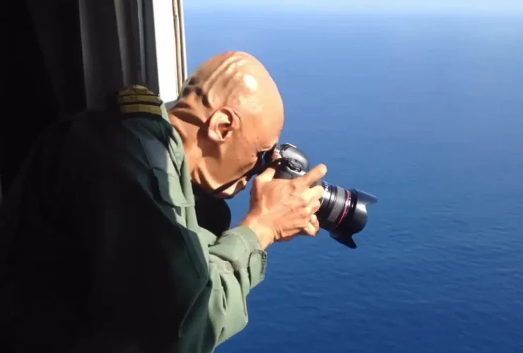 عکاسی در طوفان؛ وقتی در هواپیما باز می شود