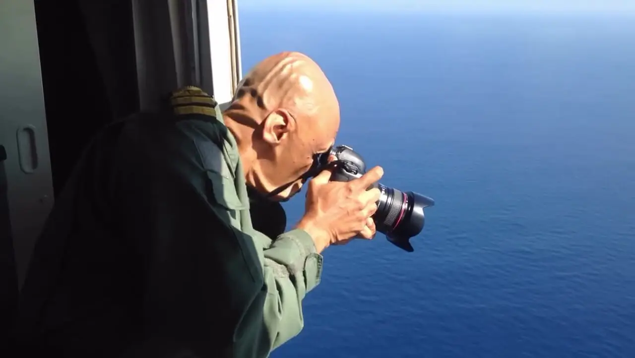 عکاسی در طوفان؛ وقتی در هواپیما باز می شود