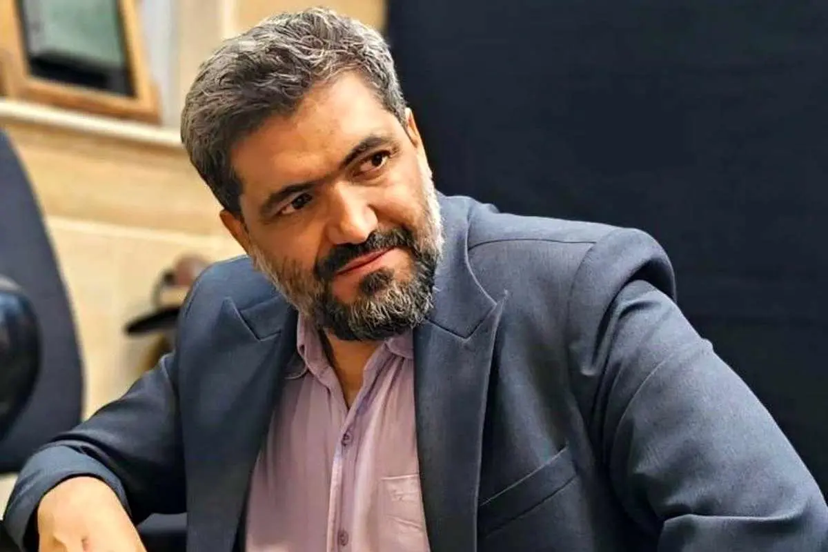 عکس؛ پسر کاظم صدیقی روی سکو