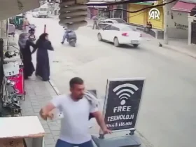 فرار میلی متری عابران پیاده از برخورد خودرو