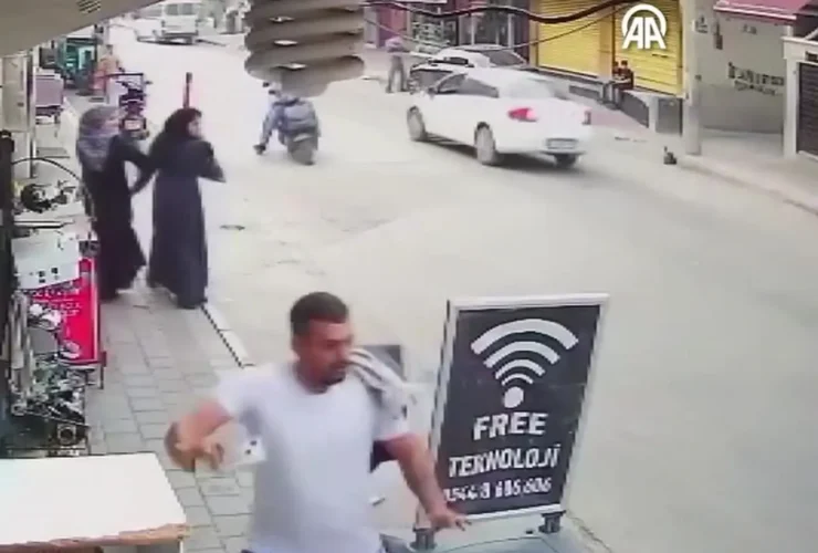 فرار میلی متری عابران پیاده از برخورد خودرو