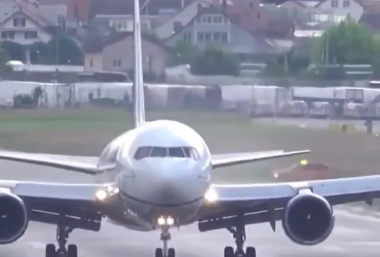 فرود ناموفق و برخاستن ناگهانی هواپیمای بوئینگ در فرودگاه زوریخ