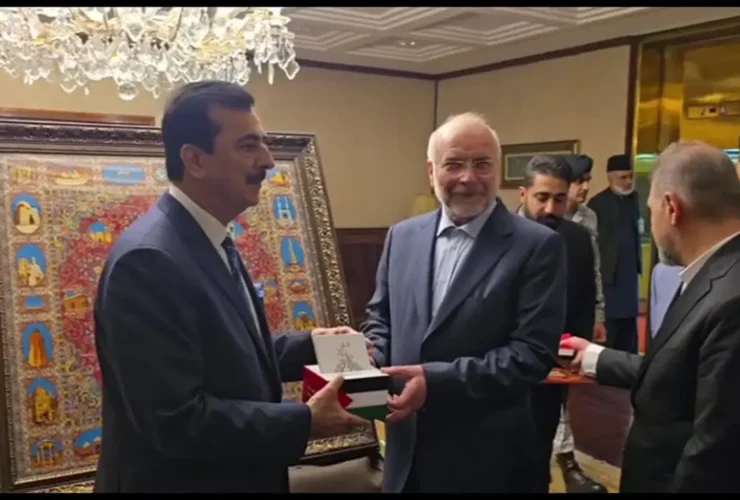 قالیباف کتاب رهبر انقلاب را به رئیس جمهور پاکستان تقدیم کرد