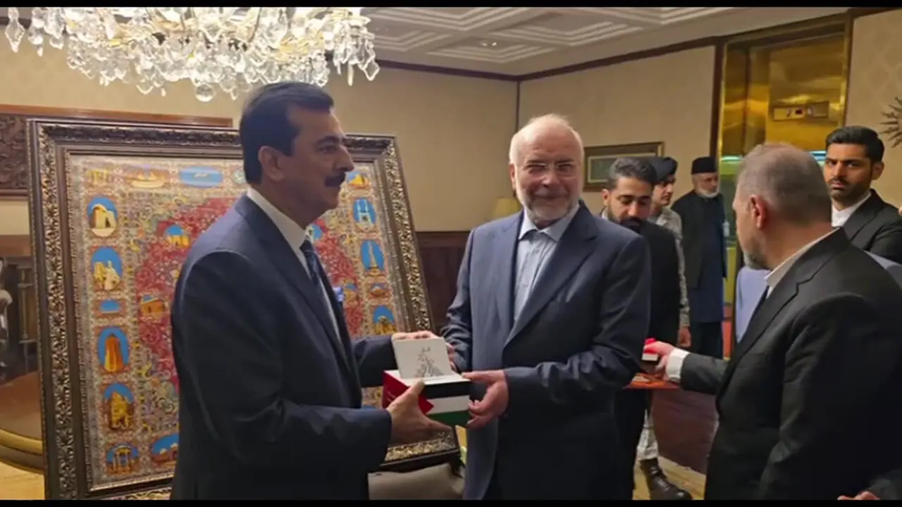 قالیباف کتاب رهبر انقلاب را به رئیس جمهور پاکستان تقدیم کرد 1 قالیباف کتاب رهبر انقلاب را به رئیس جمهور پاکستان تقدیم کرد