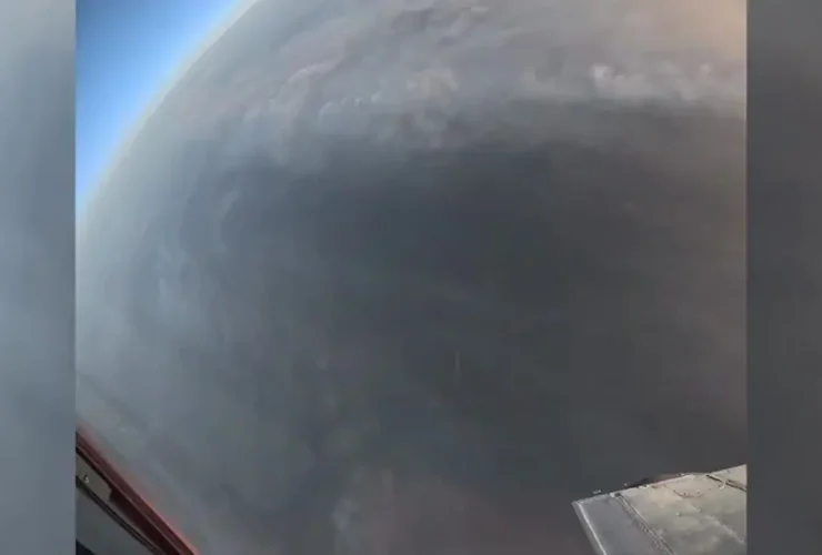 لحظه شلیک موشک مافوق صوت کینژال توسط یک جنگنده روسی 44 لحظه شلیک موشک مافوق صوت کینژال توسط یک جنگنده روسی