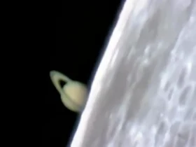 لحظه ی دیدنی طلوع زحل از پشت ماه 8 لحظه ی دیدنی طلوع زحل از پشت ماه