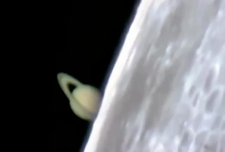 لحظه ی دیدنی طلوع زحل از پشت ماه