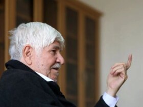 محمد هاشمی: قبل از انقلاب یک خواننده زن با شنل مشکی به دفتر من آمد و گفت که برای آقای آقا آهنگی خواندم. 8 محمد هاشمی: قبل از انقلاب یک خواننده زن با شنل مشکی به دفتر من آمد و گفت که برای آقای آقا آهنگی خواندم.