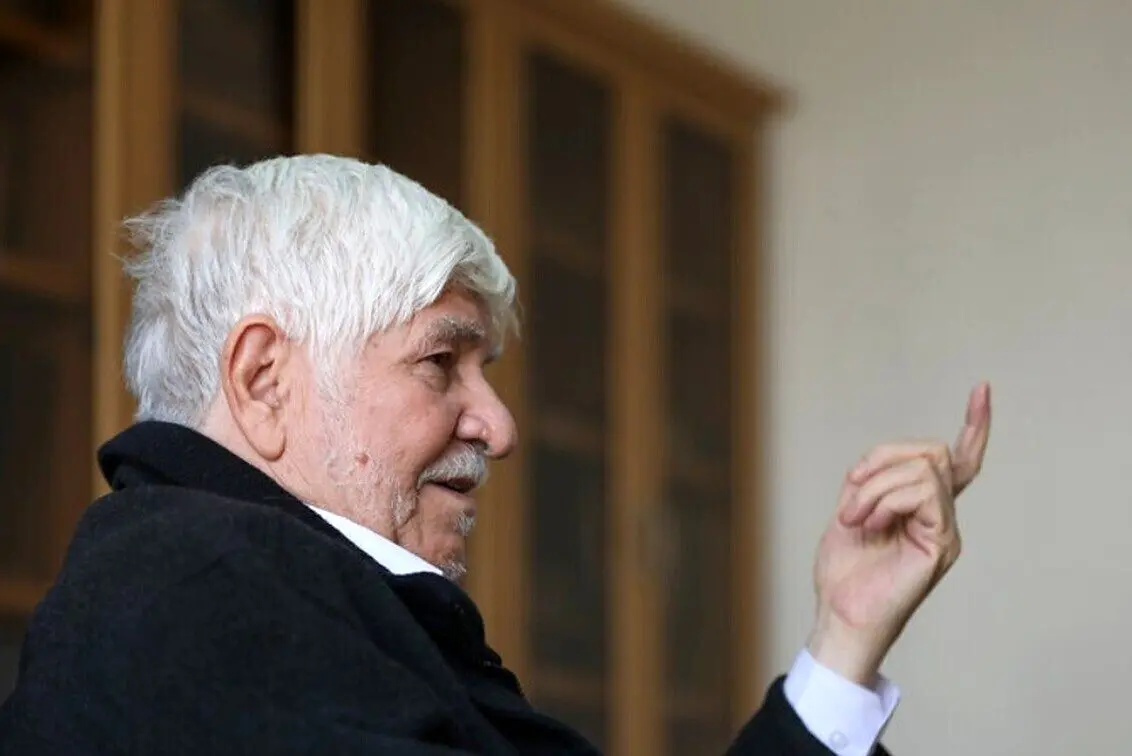 محمد هاشمی: قبل از انقلاب یک خواننده زن با شنل مشکی به دفتر من آمد و گفت که برای آقای آقا آهنگی خواندم.