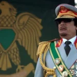 معمر قذافی در جوانی با دست غذا می خورد