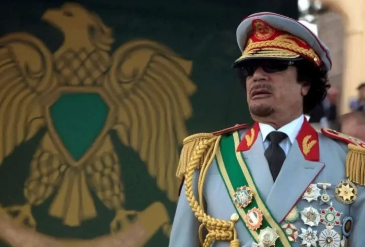 معمر قذافی در جوانی با دست غذا می خورد