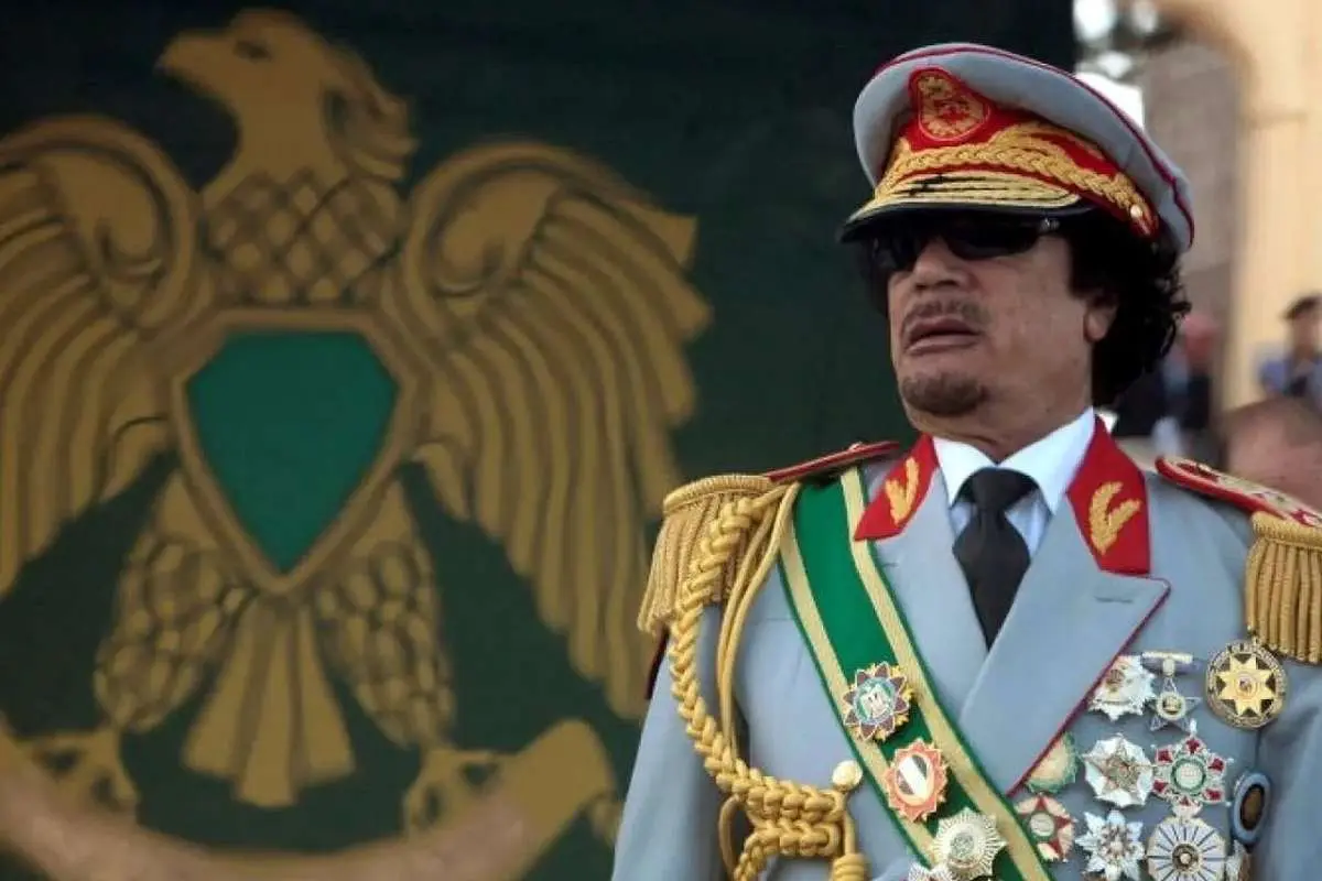 معمر قذافی در جوانی با دست غذا می خورد