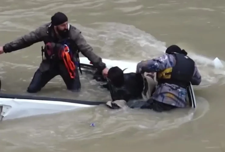 نجات سرنشینان خودروی غرق شده در سیل نفس گیر بود 9 نجات سرنشینان خودروی غرق شده در سیل نفس گیر بود