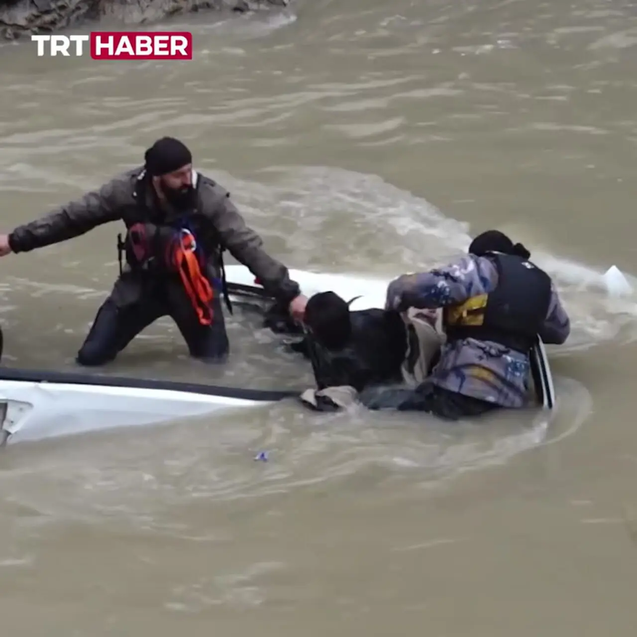 نجات سرنشینان خودروی غرق شده در سیل نفس گیر بود 1 نجات سرنشینان خودروی غرق شده در سیل نفس گیر بود