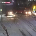 نجات معجزه آسای رهگذران پس از برخورد اتوبوس با تیر برق