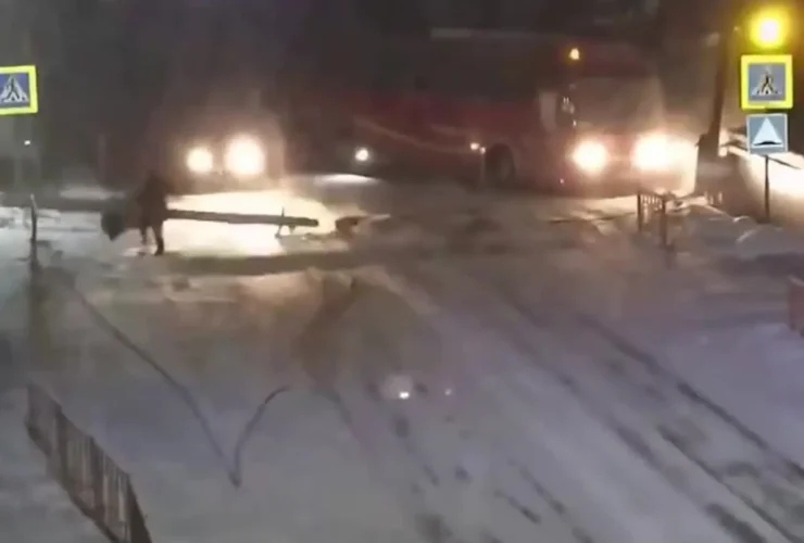 نجات معجزه آسای رهگذران پس از برخورد اتوبوس با تیر برق