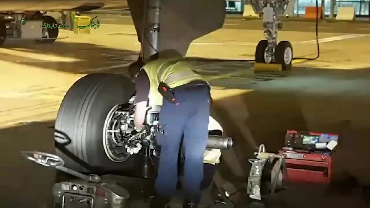 نمایش تایم لپس جالب از فرآیند تعویض چرخ هواپیما!