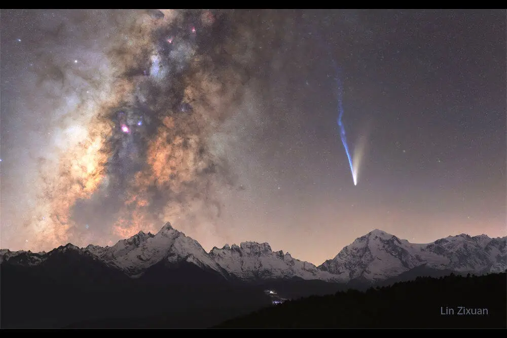 نمایی دیدنی از دنباله دار لمون در آغوش کهکشان راه شیری
