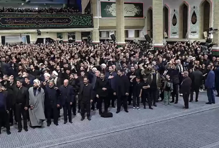 هرتز اولین شب مراسم عزاداری به مناسبت شهادت حضرت زهرا (س) در حضور رهبر انقلاب برگزار شد.