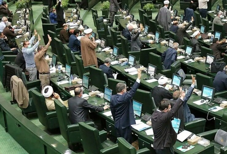 هشدار لاریجانی، بی تفاوتی رادیکال ها؛ راه بازگشت به اقتدارگرایی آغاز شده است