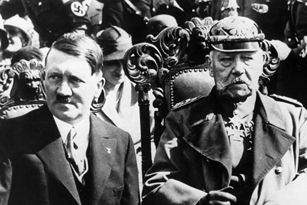 هیتلر 92 سال پیش در برابر رئیس جمهور آلمان تعظیم کرد