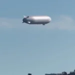 پرواز بالن سفید غول پیکر بر فراز سانفرانسیسکو توجه ها را به خود جلب کرد