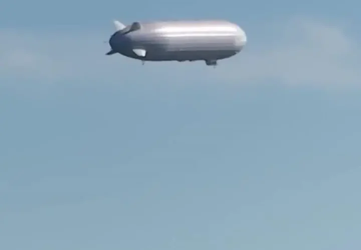 پرواز بالن سفید غول پیکر بر فراز سانفرانسیسکو توجه ها را به خود جلب کرد