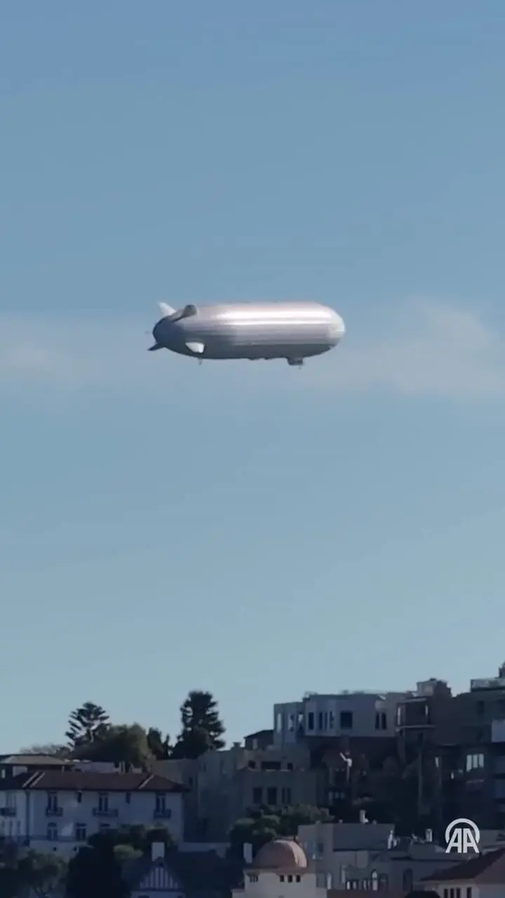 پرواز بالن سفید غول پیکر بر فراز سانفرانسیسکو توجه ها را به خود جلب کرد